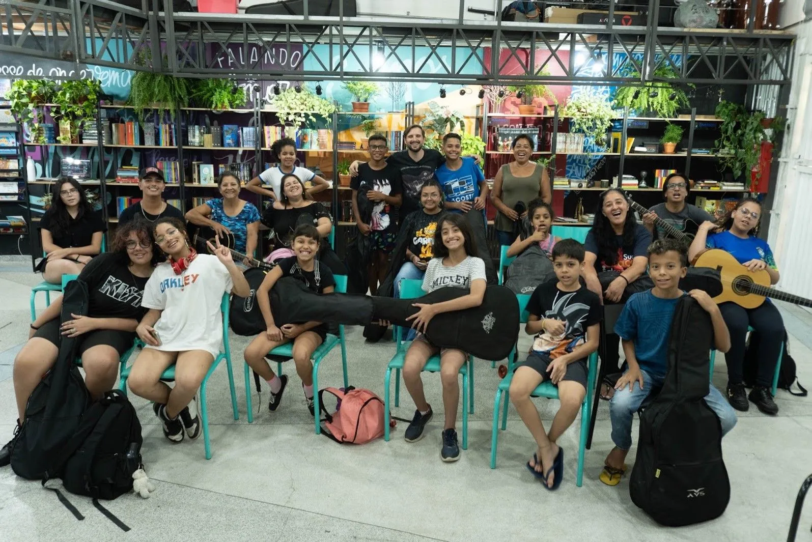 Alunos e professores do Mirante Cultural reunidos